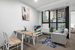 Elevated 1-bed Retreat Near Crown