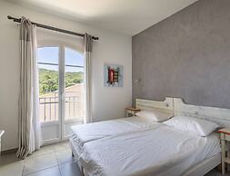 Provencal Retreat With Balcony, Pool Access