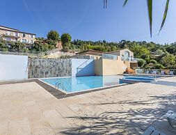 Provencal Retreat With Balcony, Pool Access