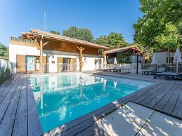 Chic Family Flat With Heated Pool