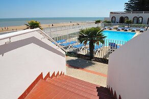 Seafront Studio Stay in Loire