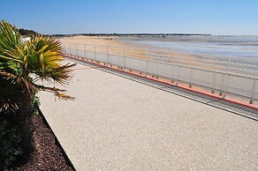 Seafront Studio Stay in Loire