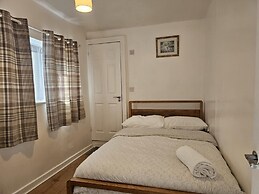 Apartment Sleeps 4 With Garden