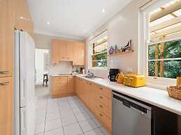 Spacious Family Home With Iconic Views