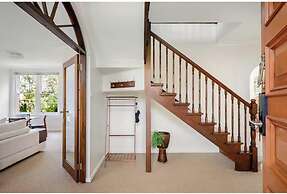 Spacious Family Home With Iconic Views