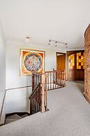 Spacious Family Home With Iconic Views