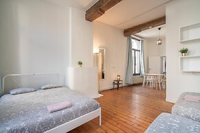 Lively City Getaway for 10 Near Meir