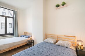 Lively City Getaway for 10 Near Meir