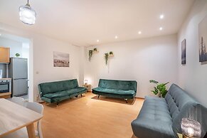 Lively City Getaway for 10 Near Meir