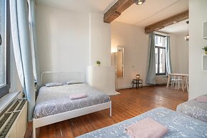 Lively City Getaway for 10 Near Meir