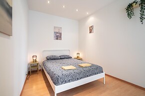 Lively City Getaway for 10 Near Meir