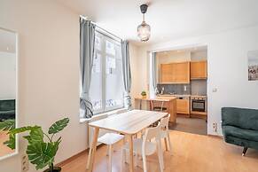 Lively City Getaway for 10 Near Meir