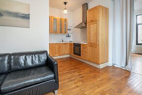 Lively City Getaway for 10 Near Meir