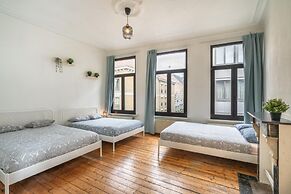 Lively City Getaway for 10 Near Meir
