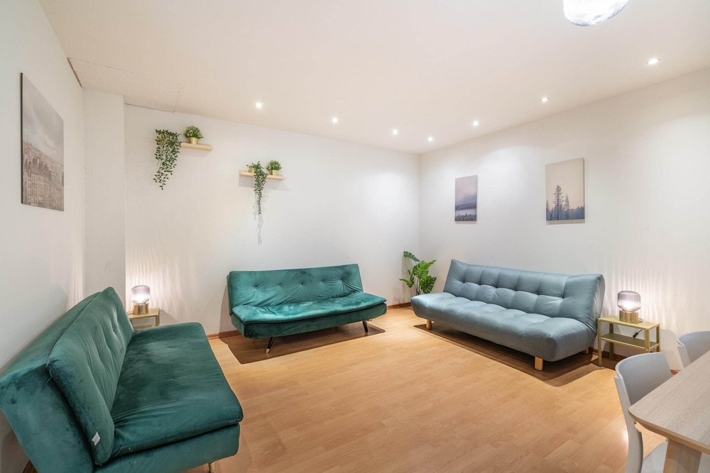 Lively City Getaway for 10 Near Meir