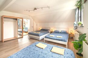 Lively City Getaway for 10 Near Meir