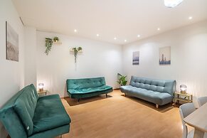 Lively City Getaway for 10 Near Meir