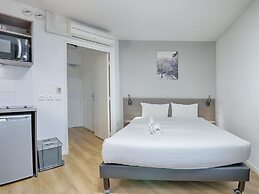 Riverside Couples Stay Near Paris