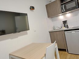 Riverside Couples Stay Near Paris