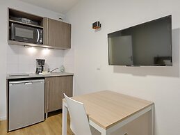 Riverside Couples Stay Near Paris