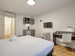 Riverside Couples Stay Near Paris