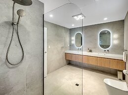 2 Bedroom Townhouse With Water Views