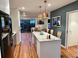Spacious 2-bed Townhouse Near Torquay Beach