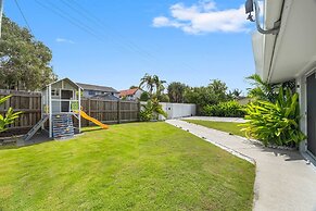 Spacious 4-bed Coastal Home With Pool
