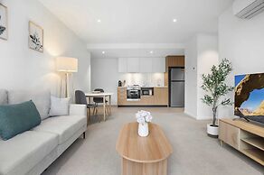 Marina-view 1-bed Apartment in Docklands