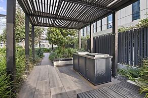 Marina-view 1-bed Apartment in Docklands