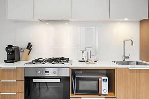 Marina-view 1-bed Apartment in Docklands