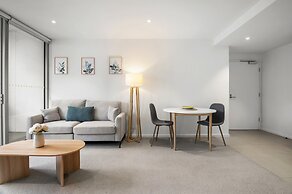 Marina-view 1-bed Apartment in Docklands