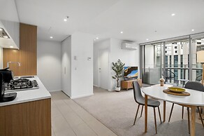Marina-view 1-bed Apartment in Docklands