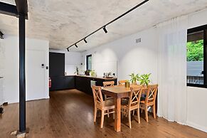 Sunlit 3-bed Coastal Stay With Private Deck