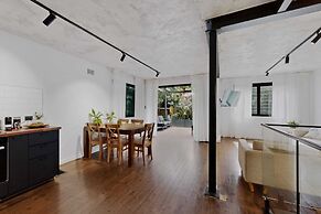 Sunlit 3-bed Coastal Stay With Private Deck