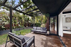 Sunlit 3-bed Coastal Stay With Private Deck