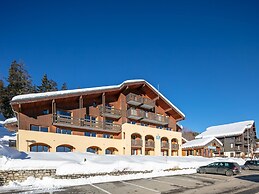 Compact Alpine Stay for 3 in Doucy