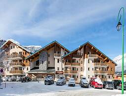 Spacious Alpine Hideaway for Eight