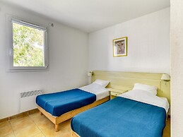 Home for 4 With Private Parking