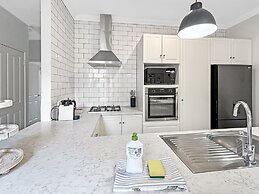 Bright 3-bed House With Garage Parking