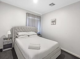 Bright 3-bed House With Garage Parking
