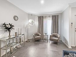 Bright 3-bed House With Garage Parking