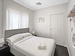 Bright 3-bed House With Garage Parking