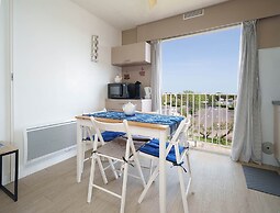 Four-person Retreat Near the Beach