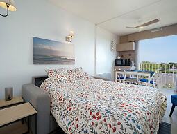 Four-person Retreat Near the Beach
