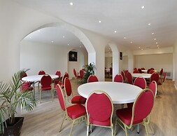 Elegant Vineyard Stay for Three