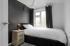 3-Bed Bolton - Hospital & Town