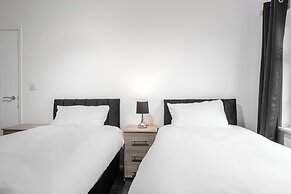 3-Bed Bolton - Hospital & Town