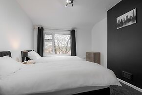 3-Bed Bolton - Hospital & Town