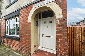 3-Bed Bolton - Hospital & Town